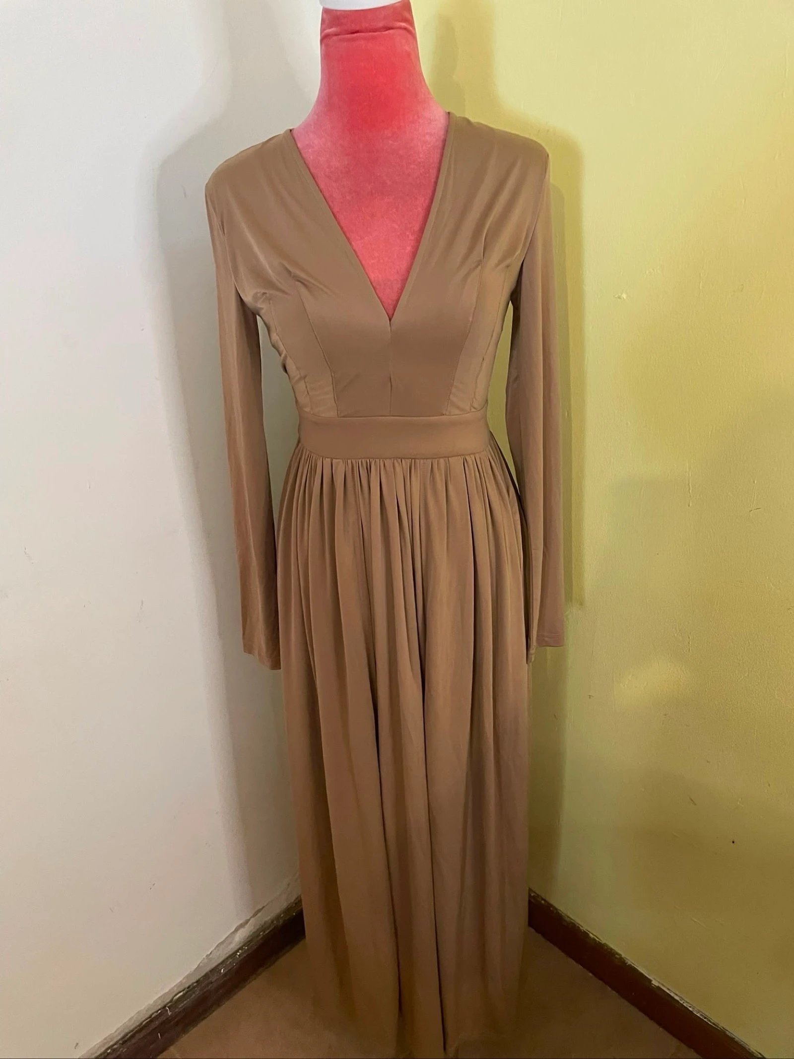 Vestido Longo Mocha Fluido - Decote V e Manga Comprida 